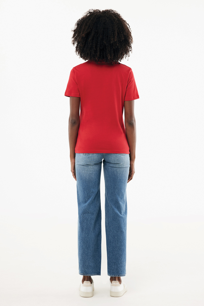 Femme de dos en t-shirt rouge et jean