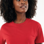 Femme aux cheveux bouclés en t-shirt rouge
