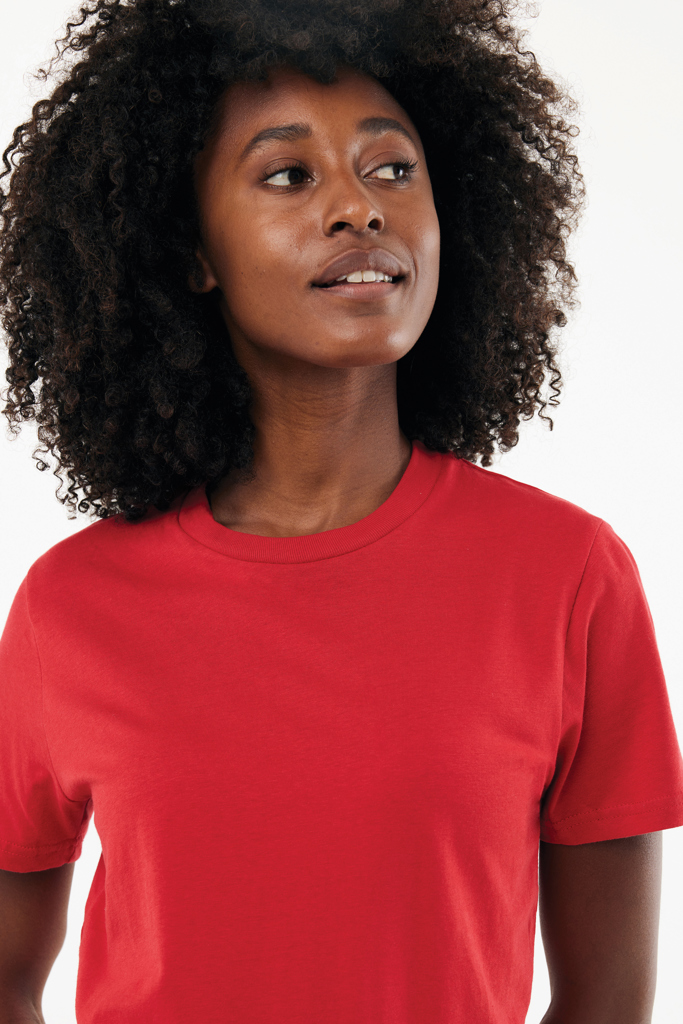 Femme aux cheveux bouclés en t-shirt rouge