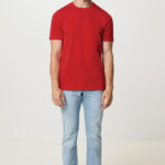 Homme en t-shirt rouge et jean clair