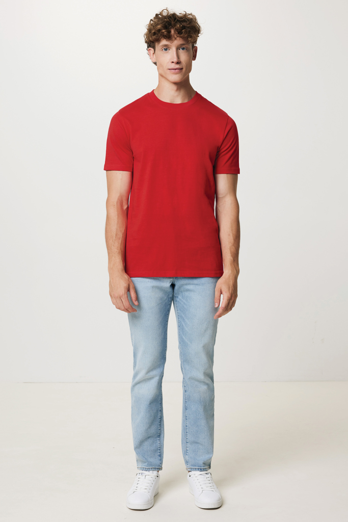 Homme en t-shirt rouge et jean clair
