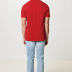 Homme de dos en t-shirt rouge et jean clair