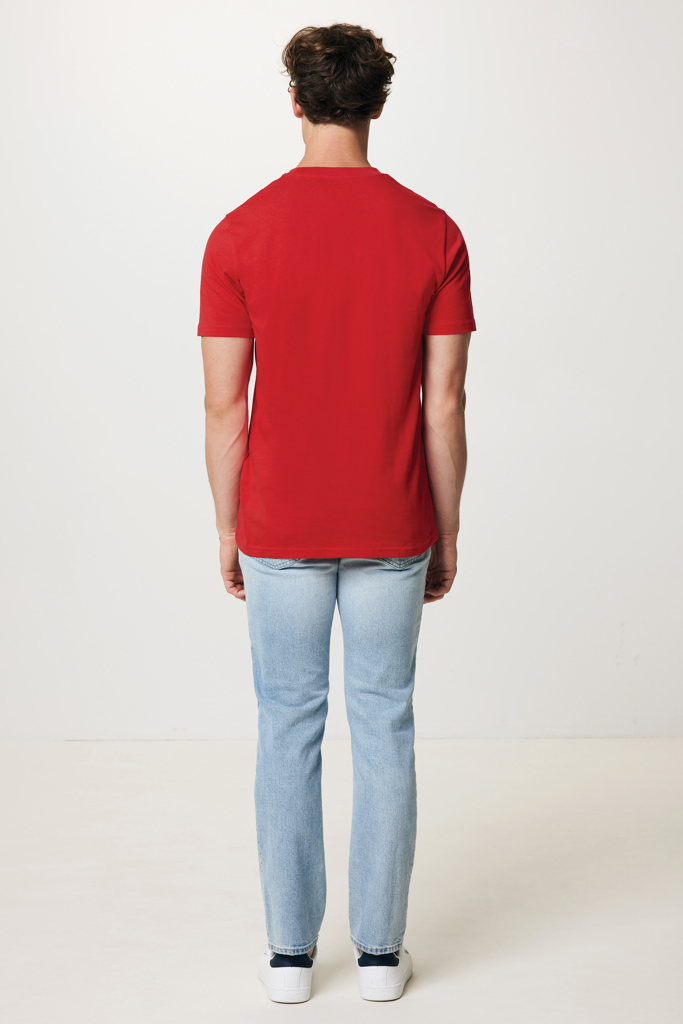 Homme de dos en t-shirt rouge et jean clair