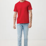 Jeune homme en t-shirt rouge et jean clair