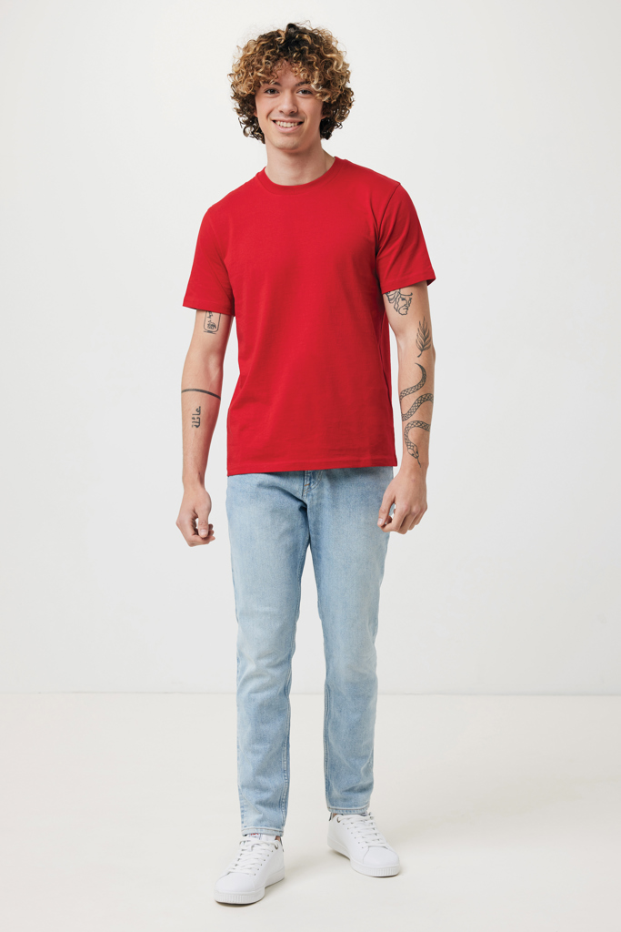Jeune homme en t-shirt rouge et jean clair