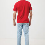 Homme de dos en t-shirt rouge et jean clair