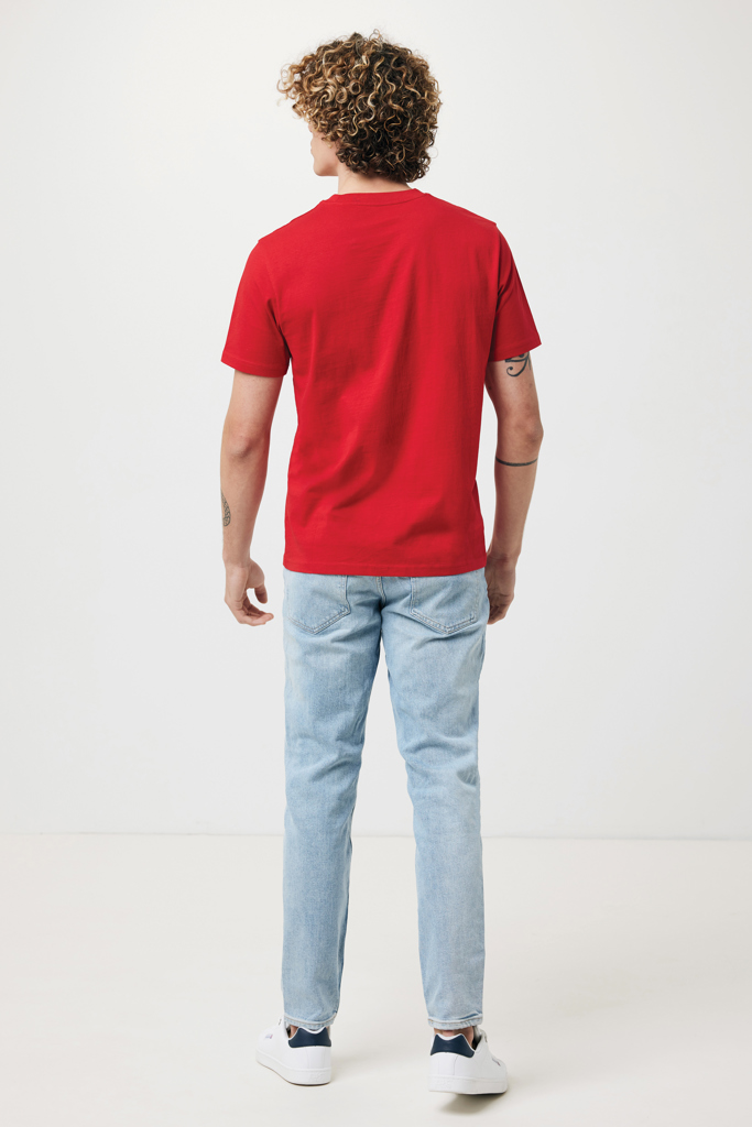 Homme de dos en t-shirt rouge et jean clair