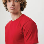 Homme aux cheveux bouclés portant t-shirt rouge