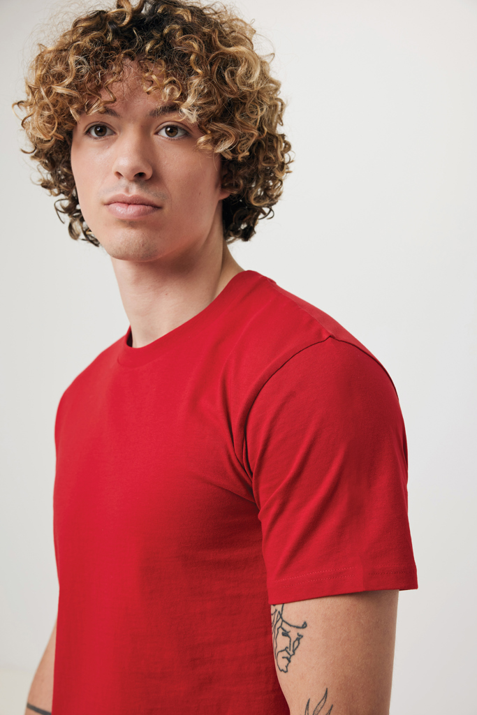 Homme aux cheveux bouclés portant t-shirt rouge
