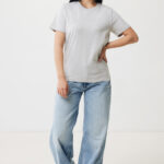 Femme en t-shirt gris et jean large