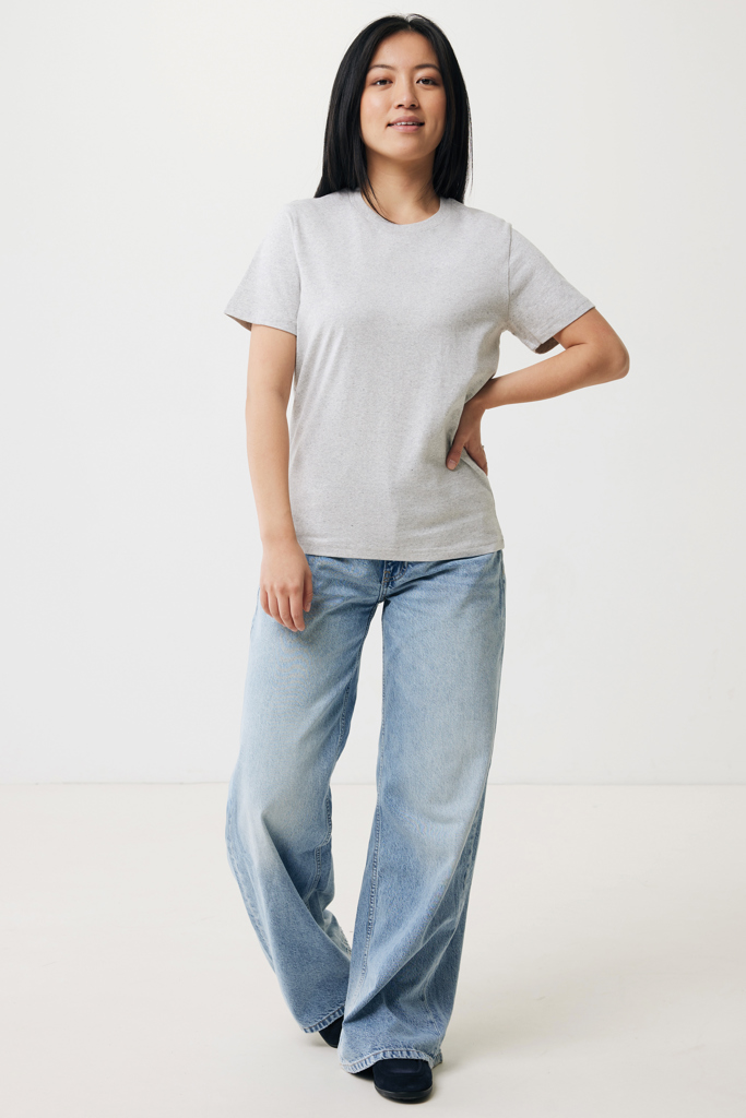 Femme en t-shirt gris et jean large