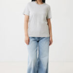 Femme en t-shirt gris et jean large