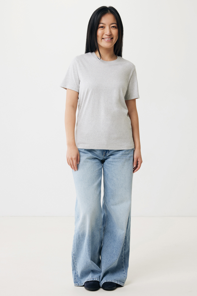 Femme en t-shirt gris et jean large