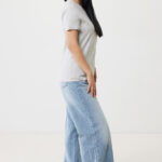 Femme en t-shirt gris et jean large