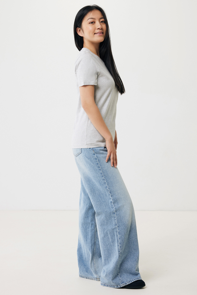 Femme en t-shirt gris et jean large