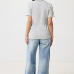 Femme de dos en t-shirt gris et jean large