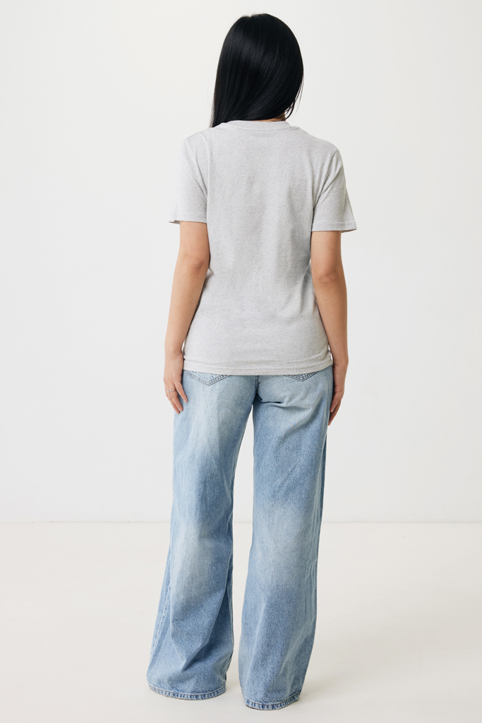 Femme de dos en t-shirt gris et jean large