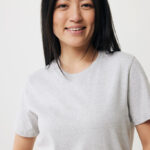 Femme souriante en t-shirt gris clair