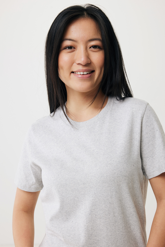Femme souriante en t-shirt gris clair