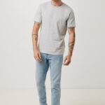 Homme en t-shirt gris et jean clair