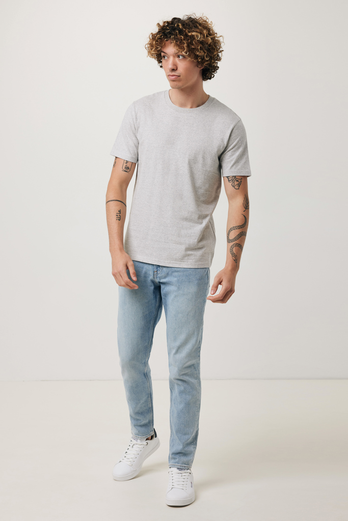 Homme en t-shirt gris et jean clair