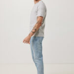 Jeune homme souriant en t-shirt gris