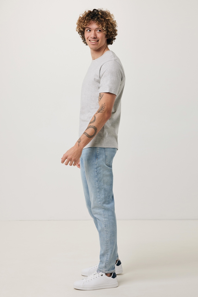 Jeune homme souriant en t-shirt gris