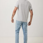 Homme en t-shirt gris vu de dos