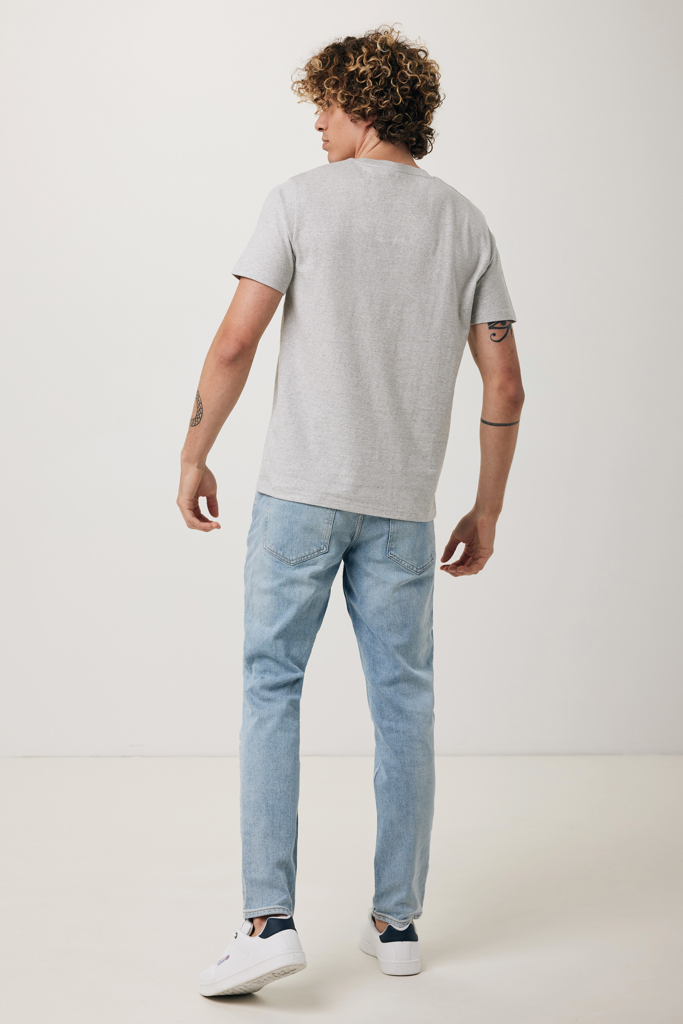 Homme en t-shirt gris vu de dos