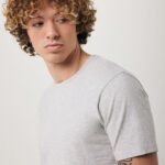 Jeune homme aux cheveux bouclés en t-shirt gris