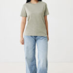 Femme souriante en t-shirt vert et jean large