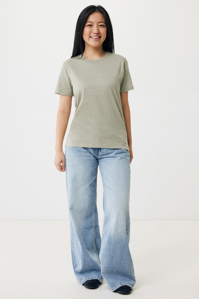Femme souriante en t-shirt vert et jean large