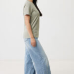 Femme de profil en t-shirt vert et jean large