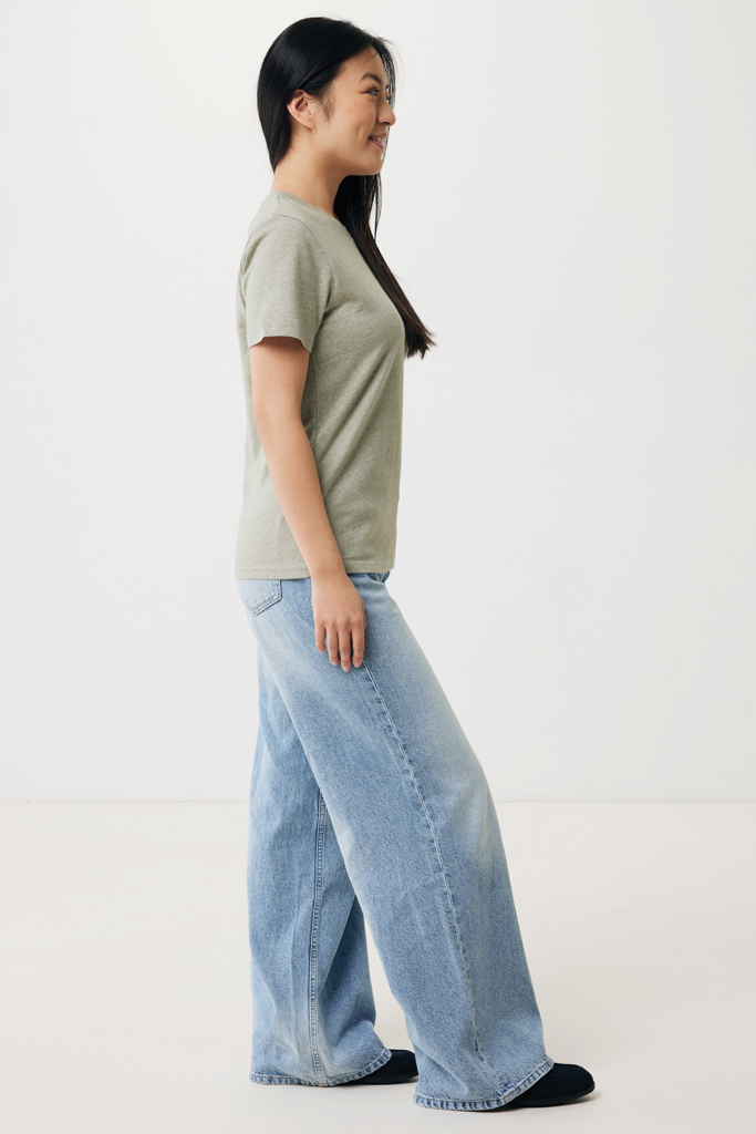 Femme de profil en t-shirt vert et jean large