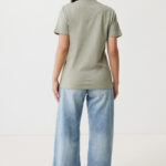 Vue arrière femme en t-shirt kaki et jean large