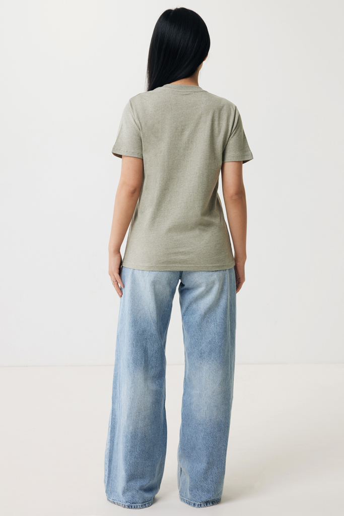 Vue arrière femme en t-shirt kaki et jean large