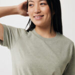 Femme souriante en t-shirt vert clair