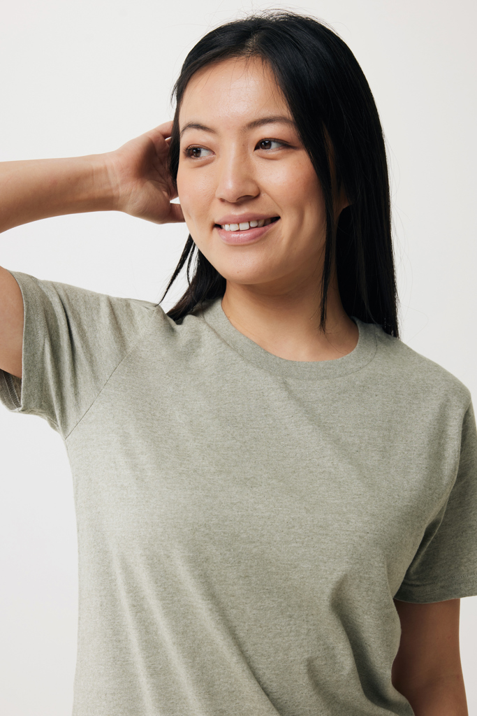 Femme souriante en t-shirt vert clair