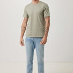Jeune homme en t-shirt vert et jean
