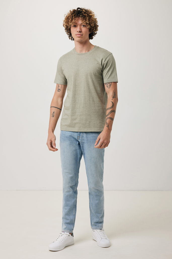 Jeune homme en t-shirt vert et jean