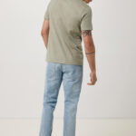 Homme en t-shirt vert et jean clair
