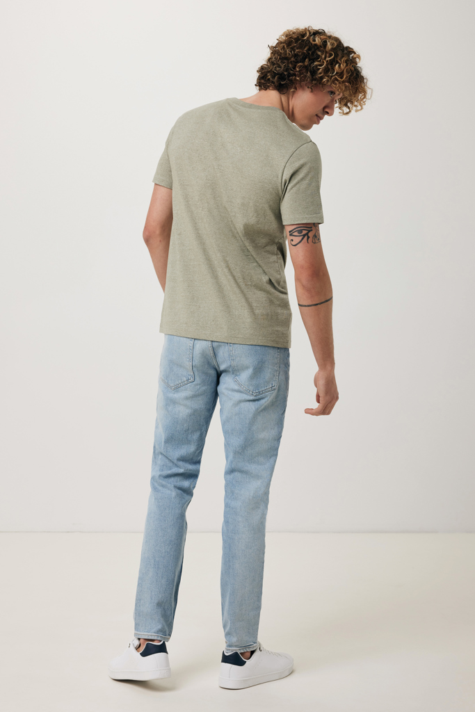 Homme en t-shirt vert et jean clair