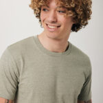 Jeune homme souriant aux cheveux bouclés