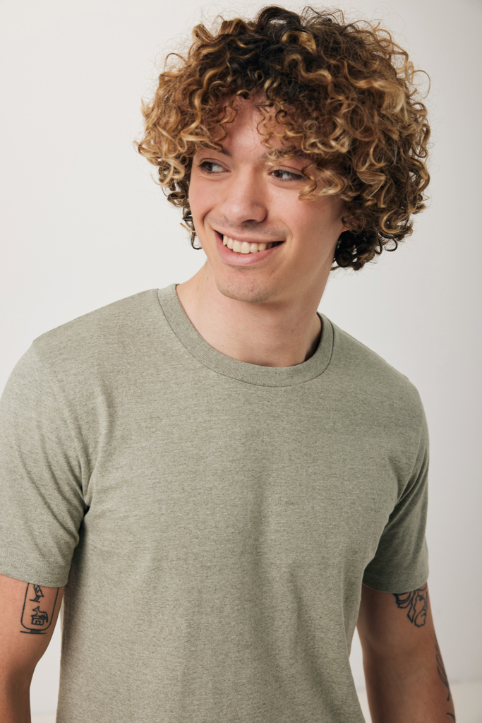 Jeune homme souriant aux cheveux bouclés