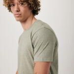 Jeune homme aux cheveux bouclés en t-shirt vert