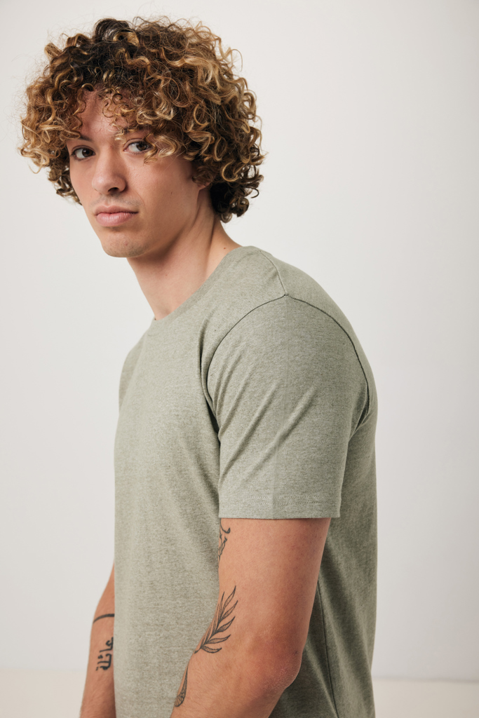 Jeune homme aux cheveux bouclés en t-shirt vert