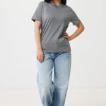 Femme en t-shirt gris et jean large