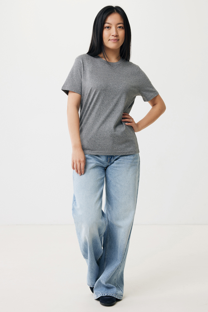 Femme en t-shirt gris et jean large