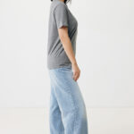 Femme de profil en t-shirt gris et jean large
