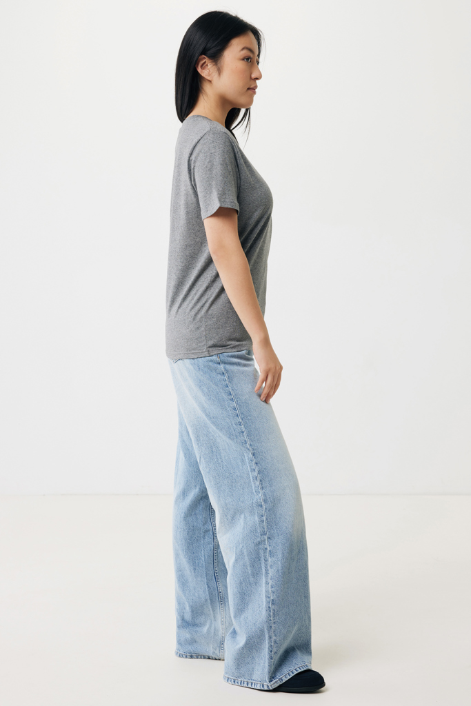 Femme de profil en t-shirt gris et jean large